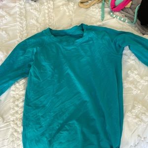 Lululemon long sleeve size 4 in teal RARE COLOR